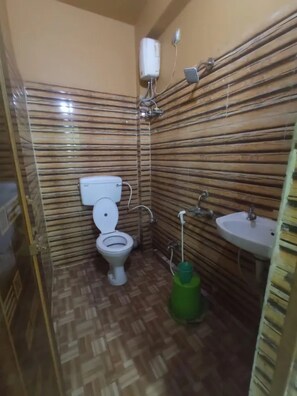 Habitació Deluxe | Bany | Dutxa, capçal de dutxa tipus cascada i articles de tocador gratuïts 
