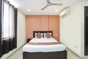 Kamar Deluks | Seprai katun Mesir, seprai premium, brankas, dan Wi-Fi gratis