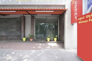 Pintu masuk properti