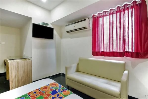 Egyptian cotton sheets, premium bedding, in-room safe, free WiFi - Fabhotel Sahar Garden (Mumbai)