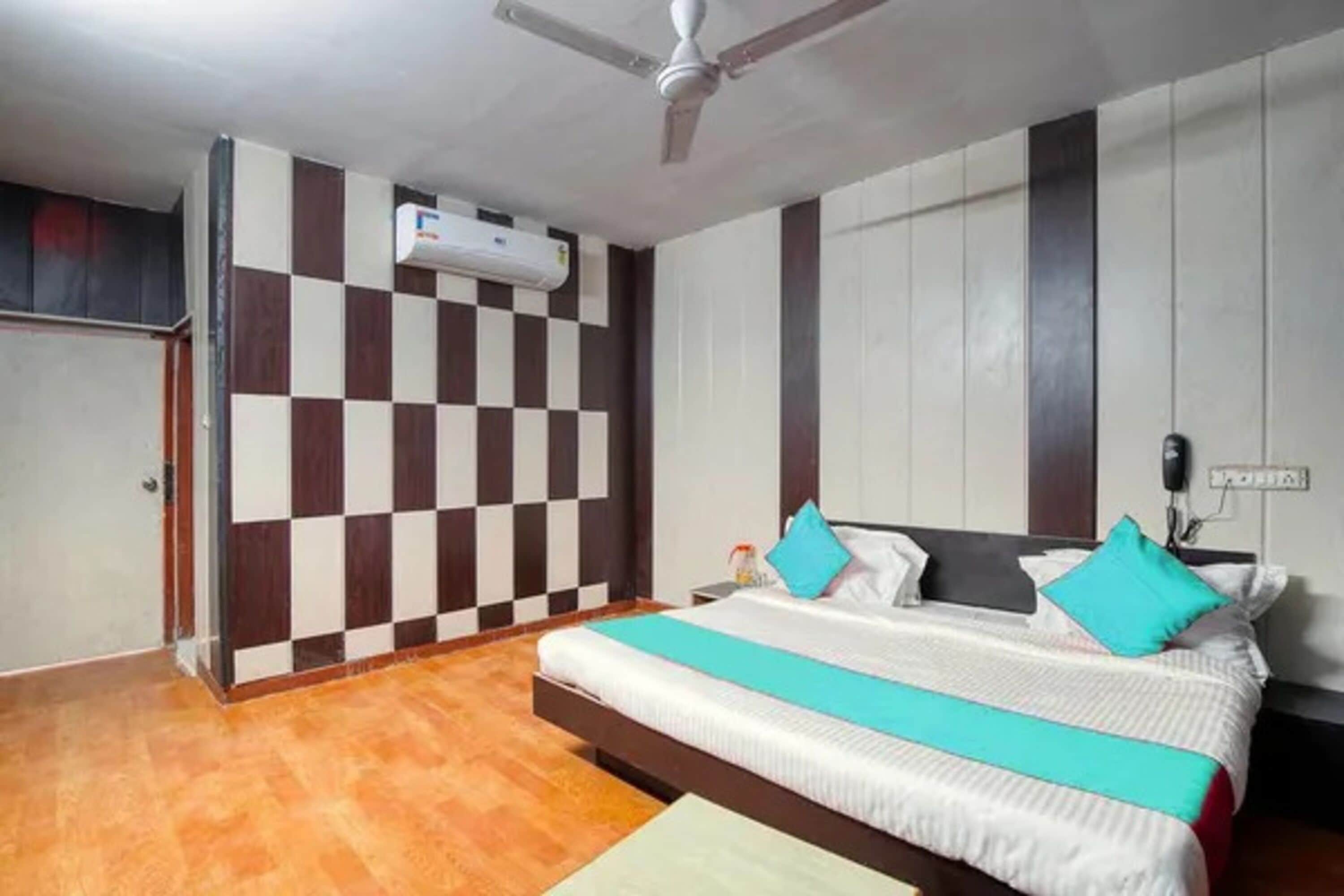 Egyptian cotton sheets, premium bedding, in-room safe, free WiFi