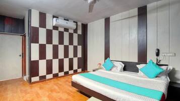 Egyptian cotton sheets, premium bedding, in-room safe, free WiFi