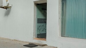 Ein Empfangsbereich mit Fenster, Tür und Wandklimaanlage.