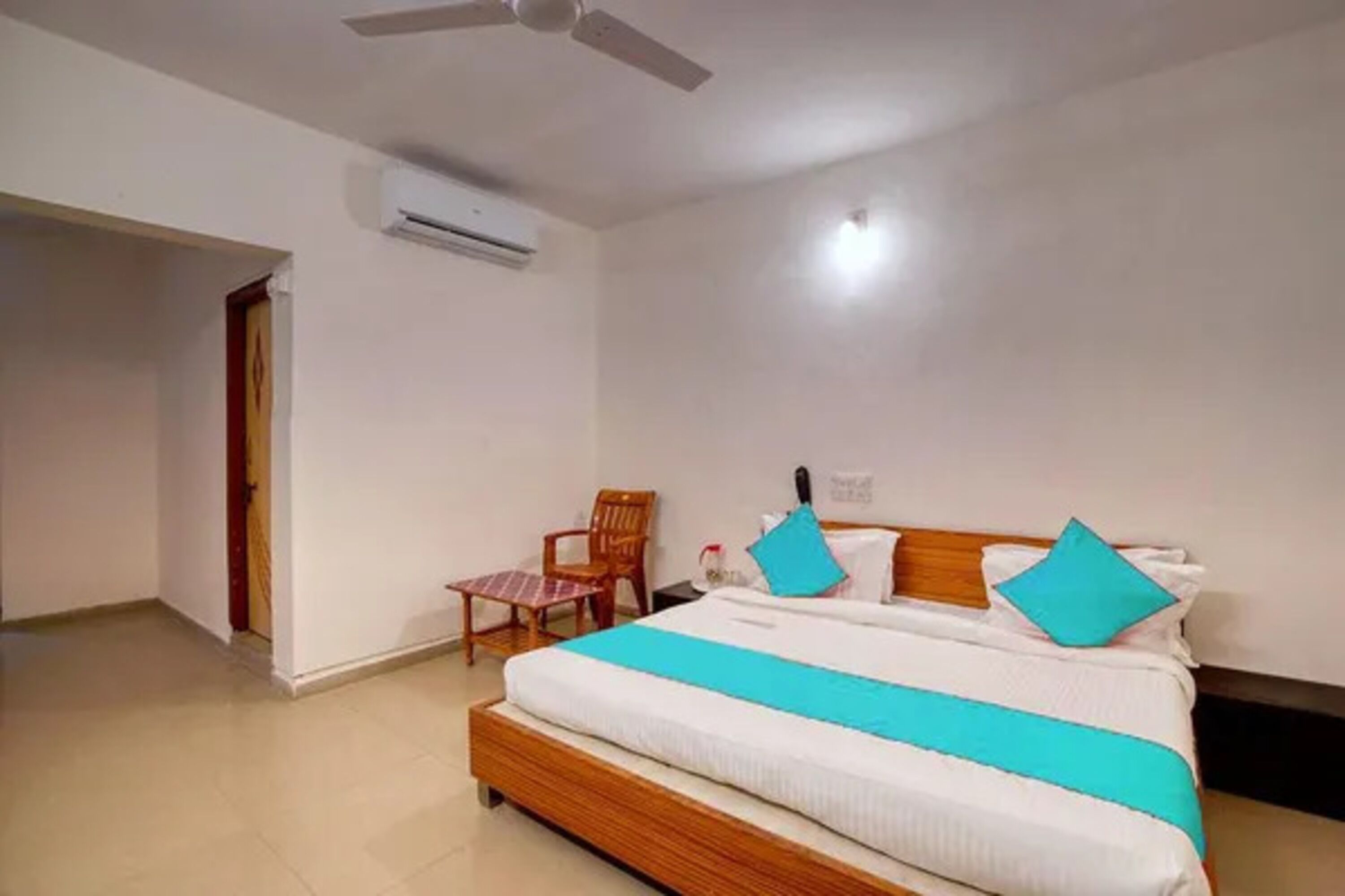 Egyptian cotton sheets, premium bedding, in-room safe, free WiFi