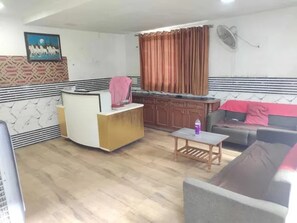 Lobby sitting area - Fabhotel Aavkar (Ahmedabad)