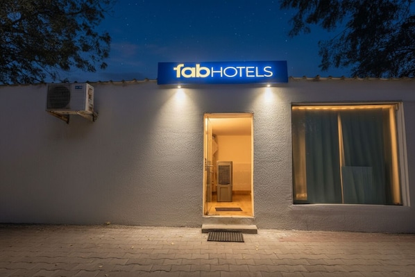 Rakennuksessa on kyltti, jossa lukee ”fabHOTELS”, ja avoin oviaukko johtaa sisätiloihin.
