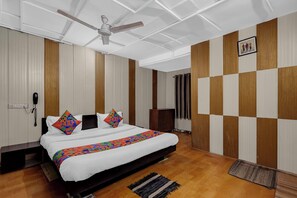 Egyptian cotton sheets, premium bedding, in-room safe, free WiFi - Fabhotel Aavkar (Ahmedabad)