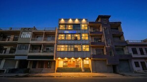 A multi-story building with a sign reading "fab hotels". - Fabhotel Silver Key I (New Delhi)