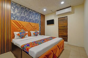 Deluxe Room | Egyptian cotton sheets, premium bedding, in-room safe, free WiFi - Fabhotel Silver Key I (New Delhi)