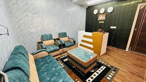 Lobby sitting area - Fabhotel Jagan Boutique (Bangalore)