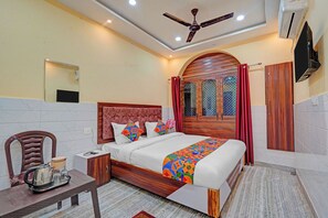 ملاءات من القطن المصري وأغطية فراش متميزة وخزنة داخل الغرفة