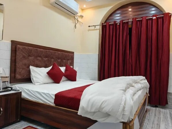 Deluxe Room | Egyptian cotton sheets, premium bedding, in-room safe, free WiFi - Fabhotel Shree Gopal Inn (Varanasi)