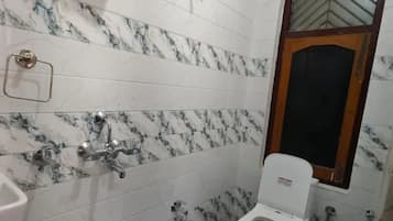 Habitación Deluxe | Baño | Ducha y cabezal de ducha tipo lluvia