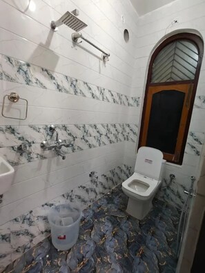 Deluxe Room | Bathroom | Shower, rainfall showerhead, free toiletries, towels - Fabhotel Shree Gopal Inn (Varanasi)