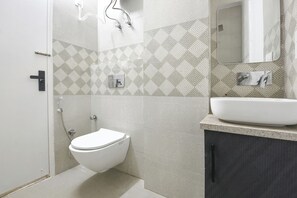 Dusj, regndusjhode, toalettartikler (inkludert) og håndklær