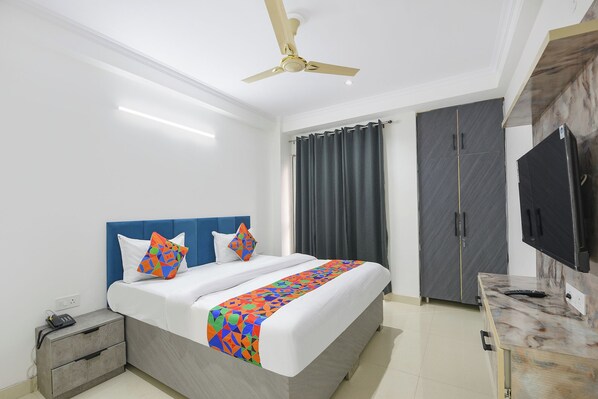 Egyptian cotton sheets, premium bedding, in-room safe, free WiFi - Via Lochav Residency (New Delhi)