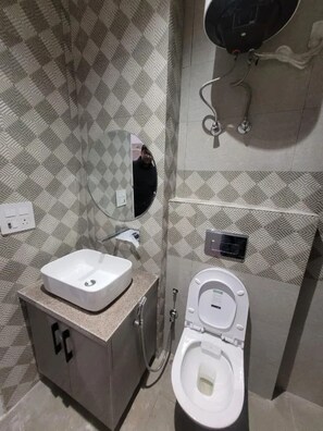 Deluxe Room | Bathroom - Fabhotel Lochav Residency (New Delhi)