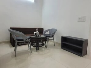 Lobby sitting area - Fabhotel Lochav Residency (New Delhi)