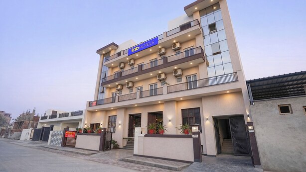 Een meerhoog hotel met een bord waarop staat dat het een hotel is.