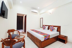 Egyptian cotton sheets, premium bedding, in-room safe, free WiFi