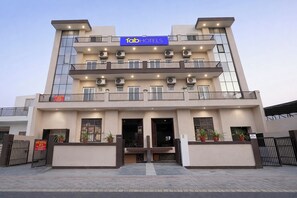 Egyptian cotton sheets, premium bedding, in-room safe, free WiFi - Fabhotel Happy Stay Ii (Noida)