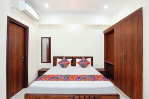Egyptian cotton sheets, premium bedding, in-room safe, free WiFi - Fabhotel Happy Stay Ii (Noida)