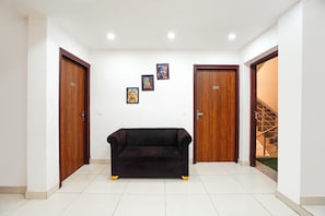 Lobby sitting area - Fabhotel Happy Stay Ii (Greater Noida)