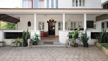 Pintu masuk hartanah