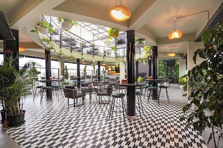 Restaurante. Fabhotel Raayara Suites