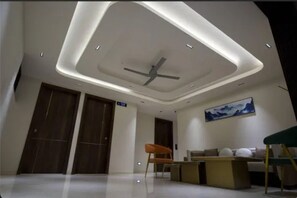 Lobby - Fabhotel Raayara Suites (Bangalore)