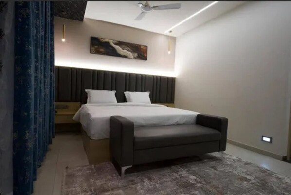 Deluxe Room | Egyptian cotton sheets, premium bedding, in-room safe, free WiFi - Fabhotel Raayara Suites (Bangalore)