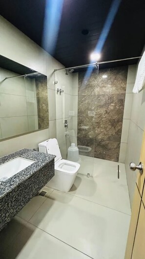 Shower, rainfall showerhead, free toiletries, towels - Fabhotel Raayara Suites (Bangalore)