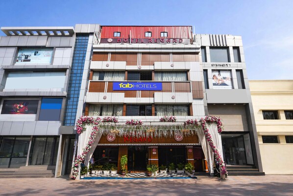 Un hôtel à la façade moderne, avec de nombreux étages et une enseigne bien visible indiquant « Hôtel Regency ».