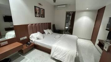Egyptian cotton sheets, premium bedding, in-room safe, free WiFi