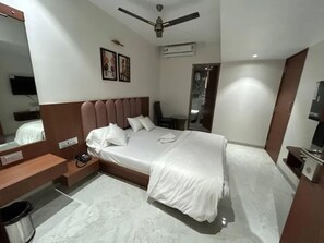 Egyptian cotton sheets, premium bedding, in-room safe, free WiFi - Fabhotel Suruchi Homes (Mumbai)