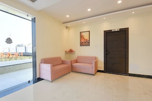 Lobby sitting area - Fabhotel Haritaj (Varanasi)