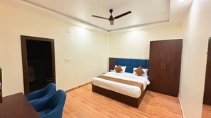Egyptian cotton sheets, premium bedding, in-room safe, free WiFi - Fabhotel Haritaj (Varanasi)