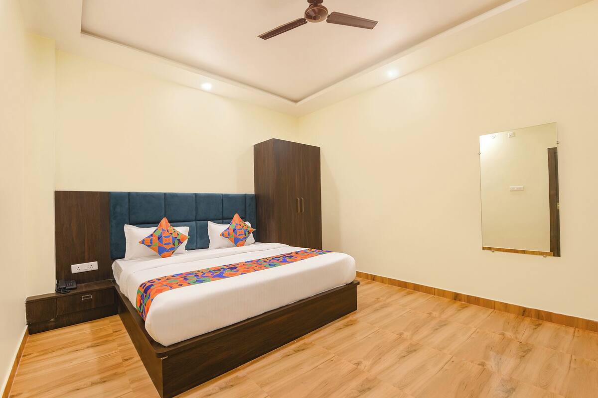 Egyptian cotton sheets, premium bedding, in-room safe, free WiFi