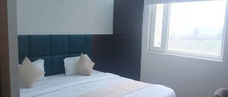 Egyptian cotton sheets, premium bedding, in-room safe, free WiFi