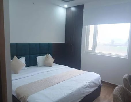 Egyptian cotton sheets, premium bedding, in-room safe, free WiFi. Fabhotel Haritaj