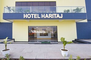 Property entrance - Fabhotel Haritaj (Varanasi)