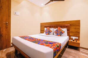 Egyptian cotton sheets, premium bedding, in-room safe, free WiFi - Fabhotel Samrath (Mumbai)