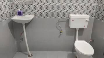 Deluxe Room | Bathroom | Shower, rainfall showerhead, free toiletries, towels