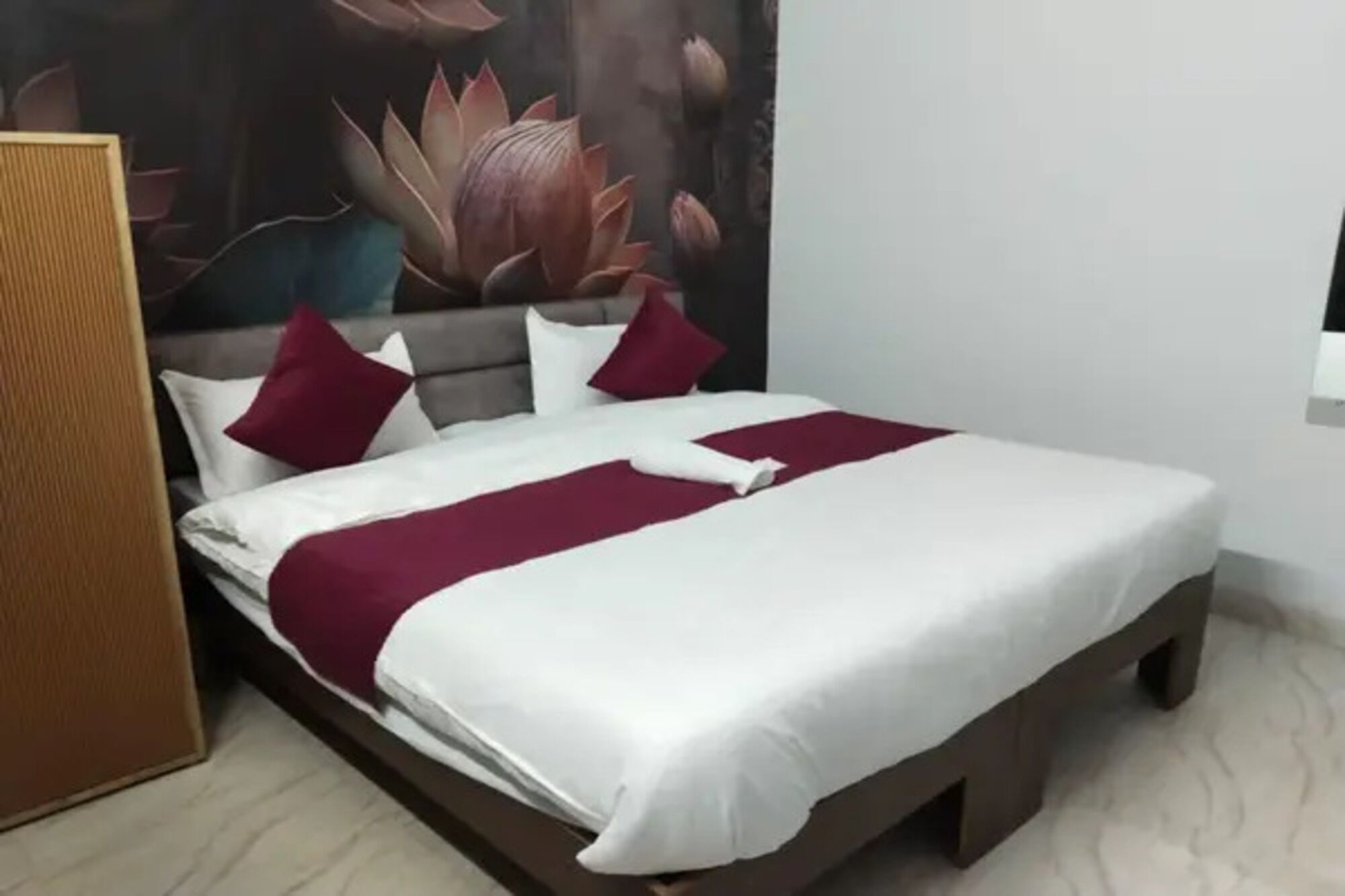 Egyptian cotton sheets, premium bedding, in-room safe, free WiFi