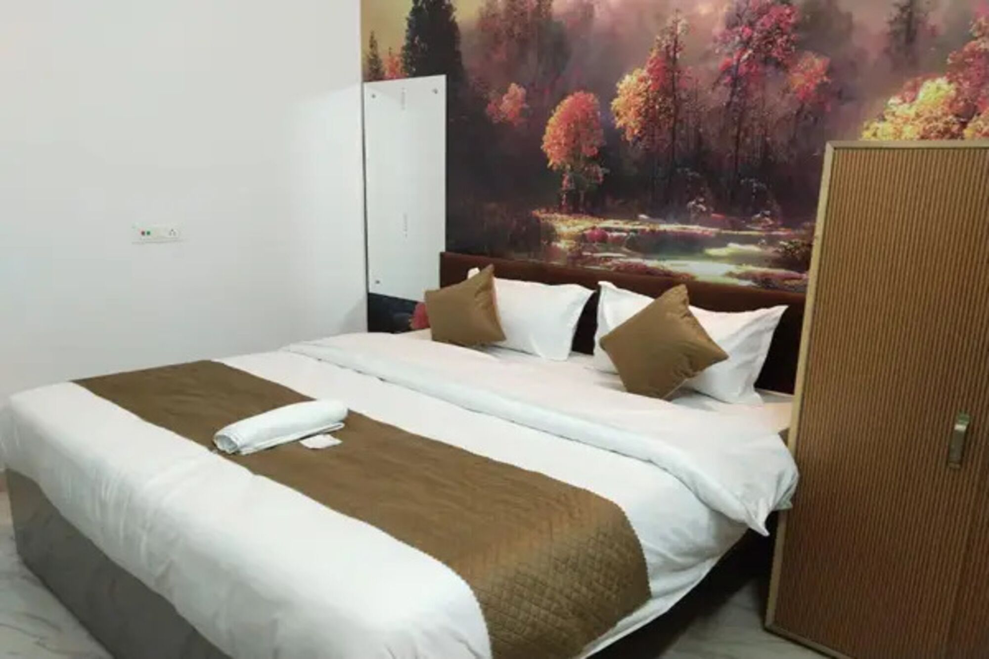 Egyptian cotton sheets, premium bedding, in-room safe, free WiFi