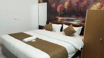 Egyptian cotton sheets, premium bedding, in-room safe, free WiFi