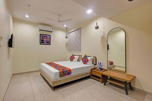 Egyptian cotton sheets, premium bedding, in-room safe, free WiFi - Fabhotel Elixir Inn (Surat)