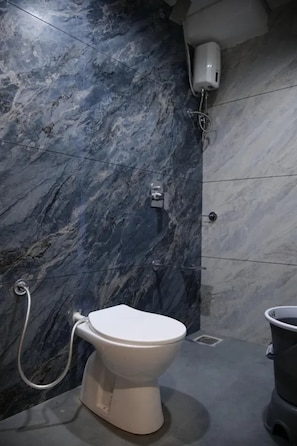 Deluxe Room | Bathroom | Shower, rainfall showerhead, free toiletries, towels - Fabhotel Elixir Inn (Surat)