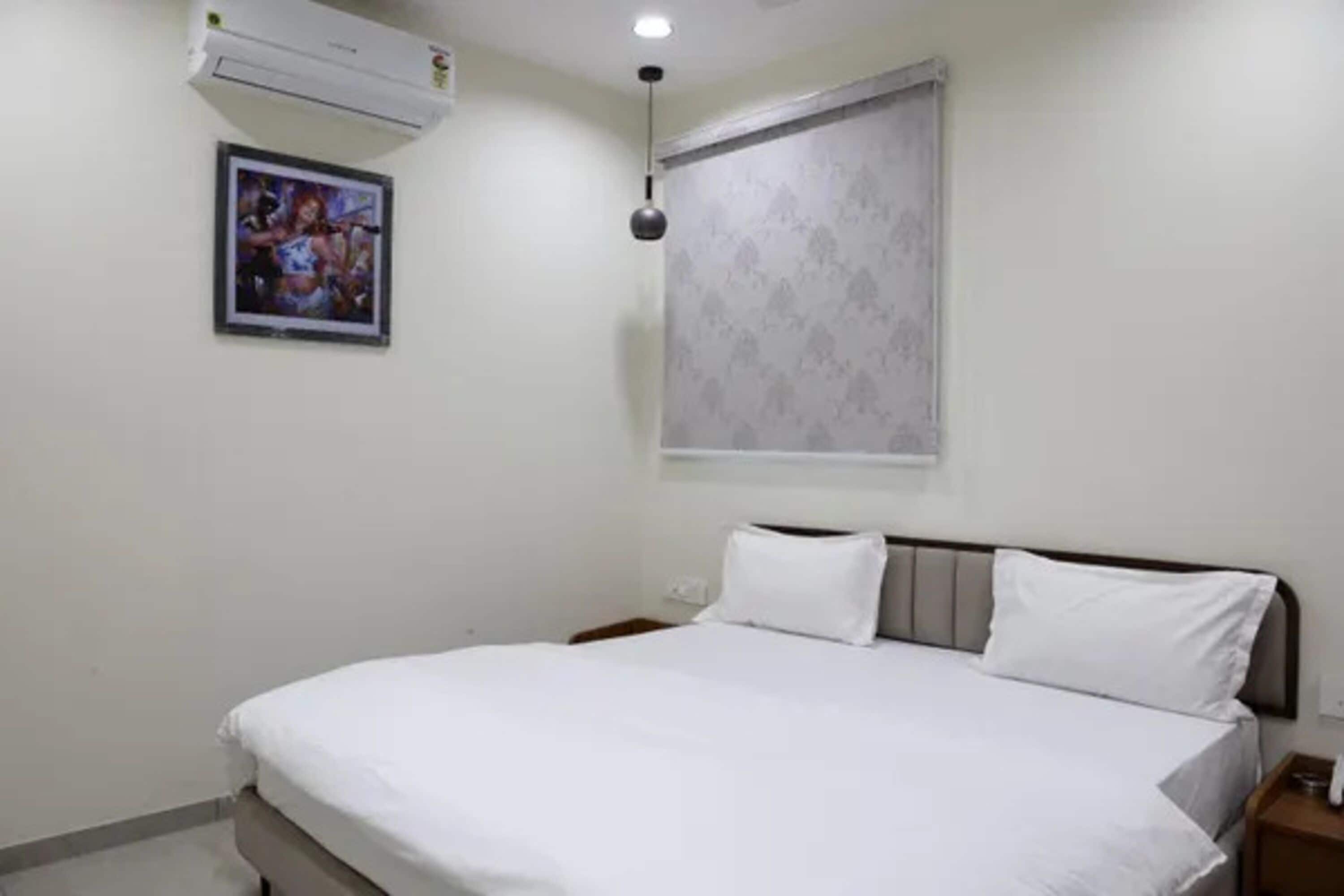 Egyptian cotton sheets, premium bedding, in-room safe, free WiFi
