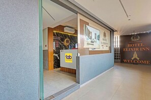 Property entrance - Fabhotel Elixir Inn (Surat)
